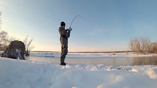 Нифига себе кабаны клюют в этой маленькой речке!!! В этой речке полно рыбы! Рыбалка на спиннинг.