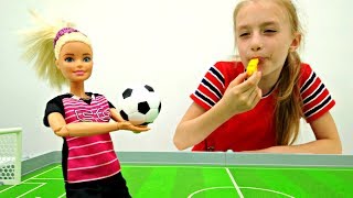 Кукла Барби играет в футбол. Мультики для детей