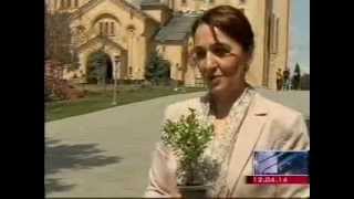 MOE: მინისტრმა ხათუნა გოგალაძემ სამების საკათედრო ტაძარს საჩუქრად ბზის ნერგები გადასცა