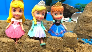 CASTILLO DE ARENA - PRINCESAS DISNEY ELSA y ANA SE VAN JUNTO A SUS HIJAS A LA PLAYA