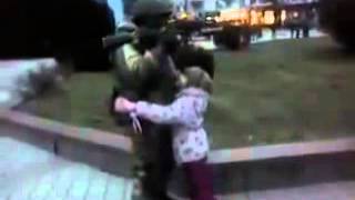 Российский солдат и ребенок. Russian soldier in Crimea and a child.