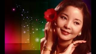 鄧麗君。多少黎明多少黃昏裡。愛情更美麗。