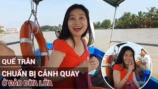 Quế Trân hào hứng ngồi đò để di chuyển đến Đảo Dừa Lửa chuẩn bị cảnh quay