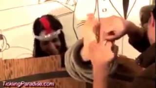 Индийской девушке связали ноги и пытают щекоткой