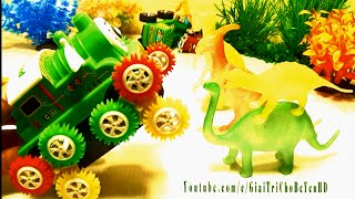 Đồ chơi xe ô tô nhào lộn giúp đỡ xe cẩu ô tô bị khủng long chặn by giai tri cho be yeu