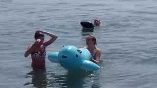 Отдых на Черном море. Плаваю на дельфине.