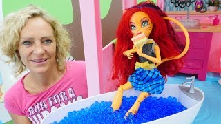 Spielzeugvideo für Kinder mit Puppen - Toralei besucht Nicoles Hotel