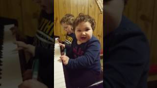 Copy of Самое смешное девочка играет на  пианино!!! Funny video 2 years old girl playing piono