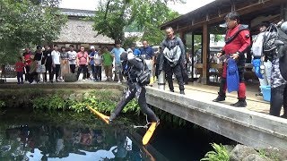 忍野八海・湧池でダイバーが水底の硬貨回収　山梨・忍野村