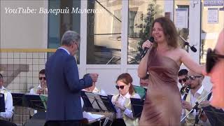 Красивая песня, красивый танец на улице!