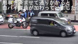 警察官の目の前で違反したのにとにかくゴネまくる違反車のドライバーにとても丁寧な対応をする警察官たち！