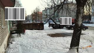 КамАЗ - пытается сдвинуть большой контейнер с мусором.  Правдинск . 26.01.2019.