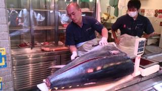 Tokyo Tsukiji fishmarket, filleting a tuna.