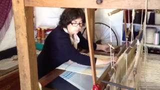 Работа на ручном ткацком станке. Альберобелло