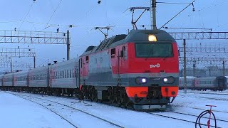 ЭП2К-126 со скорым поездом Екатеринбург - Оренбург отправляется со станции Екатеринбург-Пасс.