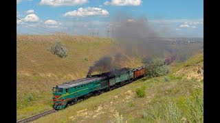 Тепловоз 2ТЭ10Л-2303А/2933А и тепловоз-толкач 3ТЭ10М-1249Б/1247В с грузовым поездом.