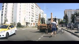 Авария на дороге  По женщине проехался грузовик! Не для слабонервных! 11 01 2015