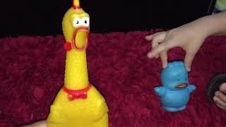 Galinha de borracha e seu coleguinha pato pinguim
