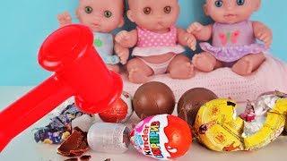Куклы Пупсики открывают киндер сюрпризы Фиксики, молоточкам разбиваем яйца/Детский канал Зырики ТВ