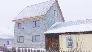 Переехали из города в деревню Деревенский парень показывает  дешевый дом из газобетона