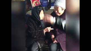 Трогательные кадры, на которых 105-летняя женщина дарит деньги на Новый год своей 74-летней дочери