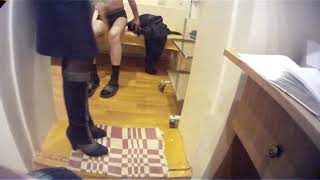 (18+) Врач оказывает медпомощь избитому заключенному с помощью линейки