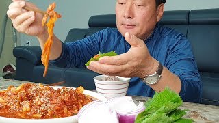 늘어가는 아버지의 요리실력~ 매콤한 양념의 낙지김치볶음 (Stir-fried small octopus and Kimchi) 요리&먹방!! - Mukbang eating show