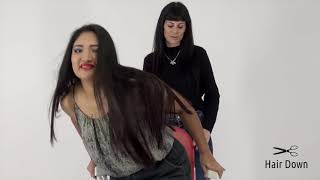 Girl sits down to shave her head, at the first cut she regrets it.