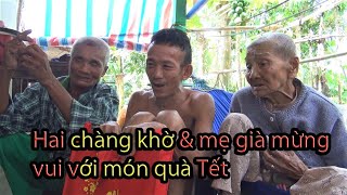 Hai chàng khờ cùng mẹ già vui mừng với món quà dịp cận tết/KPMT