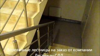 Лестница на второй этаж из дерева и камня
