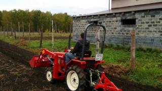 Вспашка плугом на мини-тракторе Yanmar f 16 d