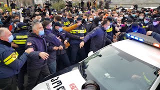Драка с полицией и аресты в Тбилиси: оппозиции не дали поставить палатки у парламента - видео