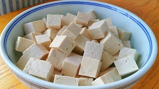 【小穎美食】豆腐不要直接炒著吃了，試試這樣做，出鍋比紅燒肉還香，超過癮
