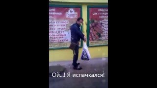 Пьяный парень писал и упал! Жесть!