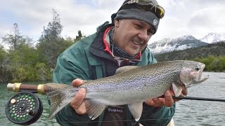 Pesca de truchas y salmones en Cholila Patagonia Argentina.