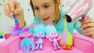 Детское видео. Игрушки из мультика Тролли в салоне красоты