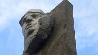 Жизнь пчёл в экстремальных условиях. Пчёлы живут в бетоне. Улей из бетона  В памятнике живут пчёлы.