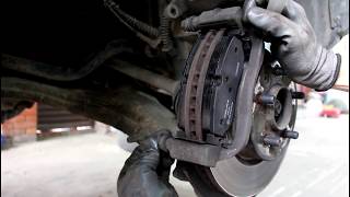 Замена передних тормозных колодок  Land Rover Discovery 3 Ленд Ровер Дискавери 3 2006 года