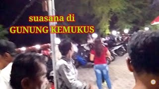Gunung Kemukus, Suasana malam Jumat Pon