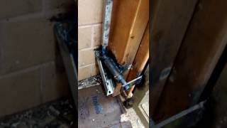 Trava artesanal de portão automático basculante