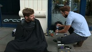 Joshua Coombes coiffeur des rues : #DoSomethingForNothing