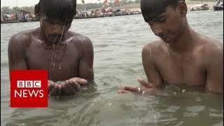 Fishing for coins to survive in India - BBC News