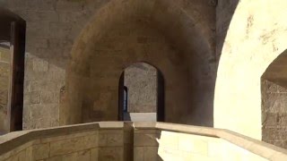 «Дыры-убийцы» - средневековая фортификация.  Башни-ворота Серранос. Валенсия. Испания.