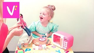 Ребенок готовит. Печем кексики в игрушечной микроволновке | Vicky makes pretended cupcakes