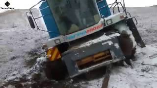 Трактор Агромаш вытаскивает комбайн Агромаш 5000 из грязи