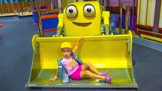 Паровозик Томас и Боб Строитель помогают Насте найти Скай / Kids indoor playground