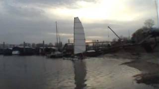 Парусный катамаран Упырь лавирует Inflatable catamaran sailboat tacks
