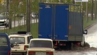 Из-за сильного дождя некоторые улицы Краснодара ушли под воду