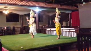 Танец тайских девушек в национальных костюмах -  Dance Thai girls in traditional costumes