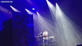 Mike Shinoda fala sobre Chester Bennington durante show em Hong Kong